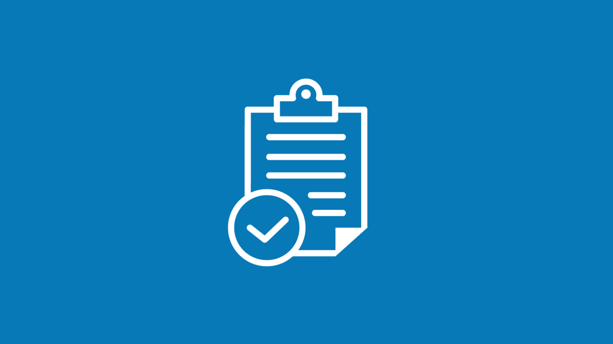 Kapitelbild: Das Bild zeigt auf blauem Grund ein weißes Icon, das ein stilisiertes Clipboard mit Text darstellt, links unten in einem weißen Kreis ist ein Haken gesetzt. © Denys Drozd | Dreamstime.com